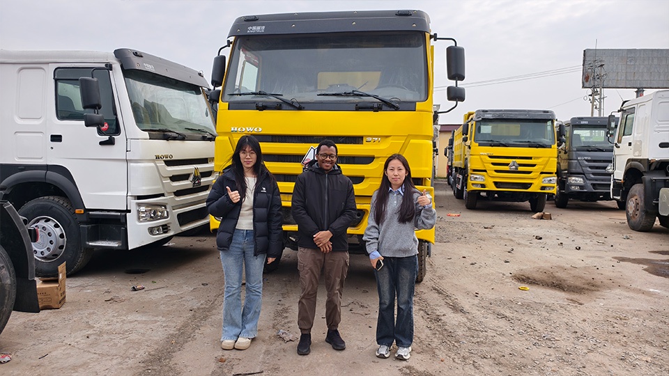 Guinean Clients Inspect Howo 6x4 Dump Truck