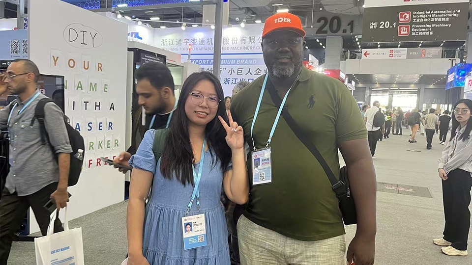 A client from Senegal visited our Guangzhou office to inspect the Aorun 4-axle heavy-duty stake semi-trailer. A client from Senegal visited our Guangzhou office to inspect the Aorun 4-axle heavy-duty stake semi-trailer.