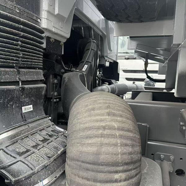 豪瀚6x4自卸白色详情4
