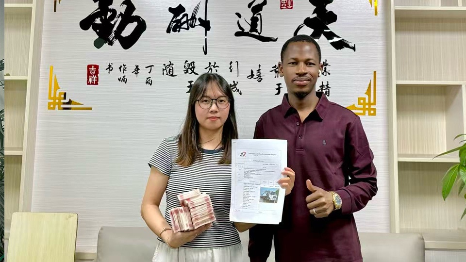 Ghanaian Client Visits Yiwu Office, Secures HOWO 8x4 Heavy-Duty Dump Truck with Cash Deposit