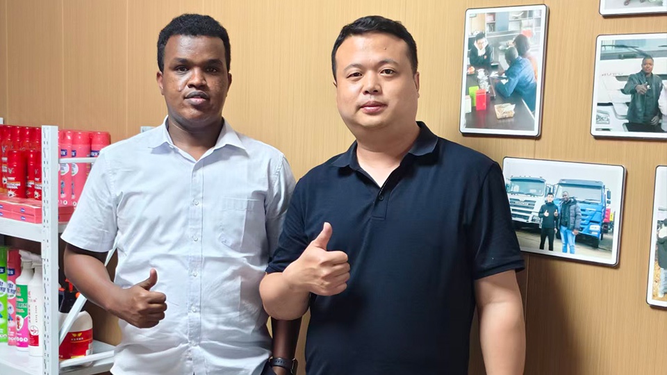 Major Client from Mozambique Visits Yiwu Office; Live Video Link Established with Aorun Factory to Select Premium HOWO 8x4 Heavy-Duty Tank Trucks