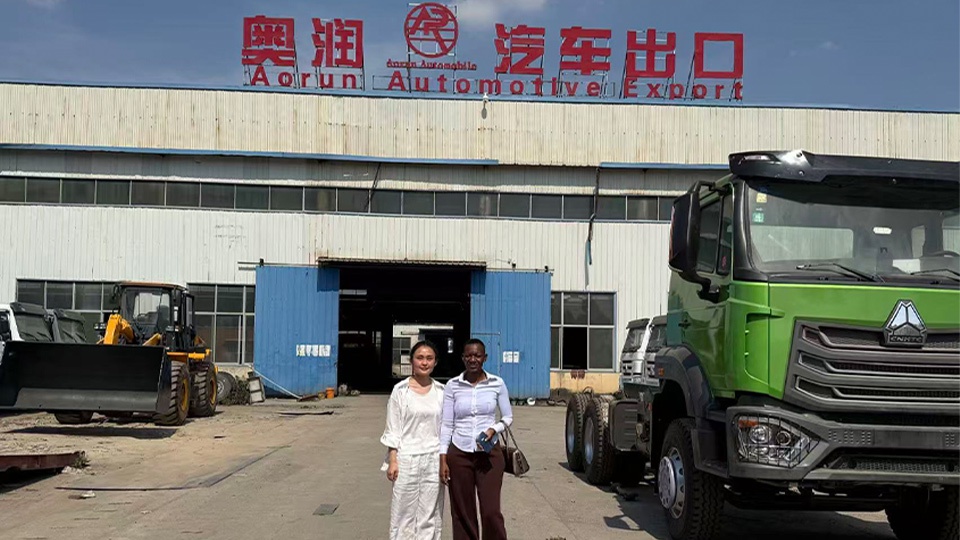 A client from Zimbabwe visited Aorun’s Liangshan factory in person to carefully select a Howo 6x4 chassis and finalize an order for extensive heavy-duty tipper bodywork modification.