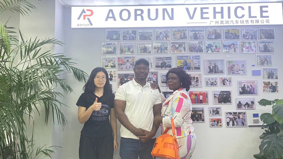 Liberian client inspects Shacman tractor truck. Liberian client inspects Shacman tractor truck.