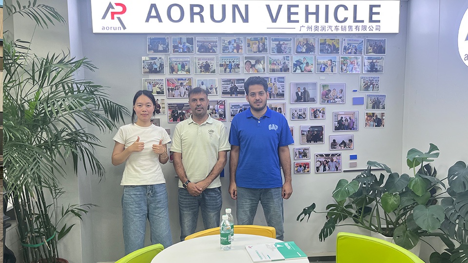 Pakistani Delegation Visits Guangzhou Office to Negotiate SINOTRUK HOWO 4x2 Light Water Tank Truck Supply Contract
