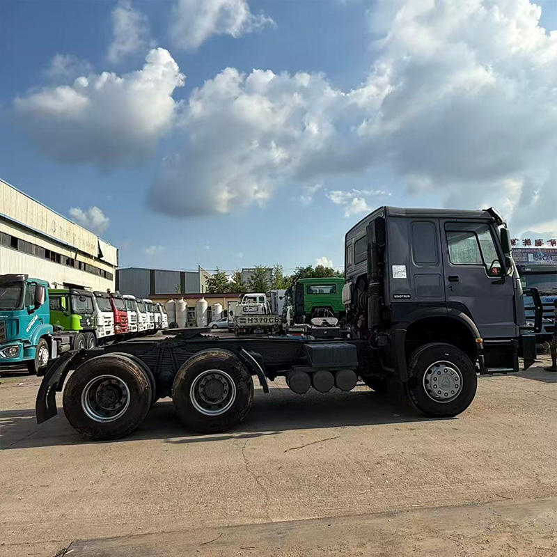 Classic Front SINOTRUK HOWO 6x4 Tractor Truck