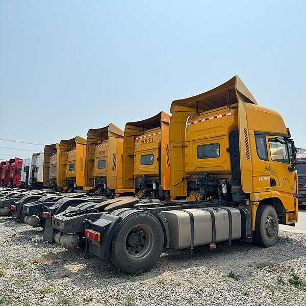 Shacman X3000 4x2 prime mover