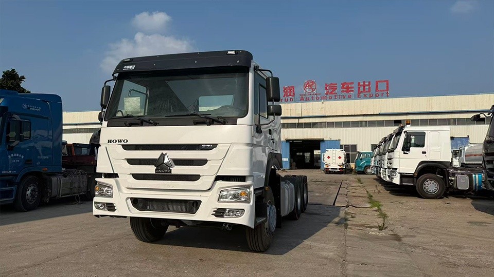 south african client inspects howo truck south african client inspects howo truck