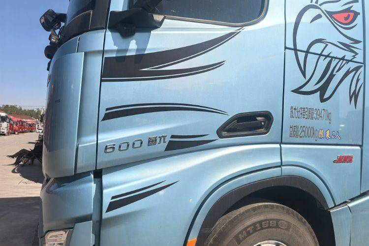 شاحنة جرار ديلونغ X6000 بقوة 590hp وتكوين 6x4 تعمل بالغاز الطبيعي المسال LNG وناقل حركة أوتوماتيكي، دفع مزدوج، شاحنة جرار مستعملة بمحرك Weichai.