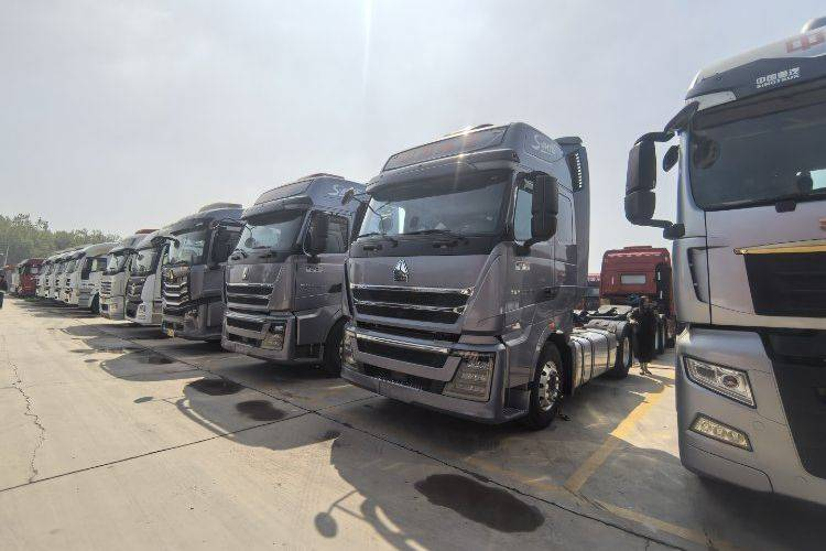 شاحنة Sinotruk HOWO TH7 الثقيلة، 540 حصان، وحدة جرار 4x2 (معيار الانبعاثات China VI)، محور أحادي، وحدة جرار Weichai مستعملة.