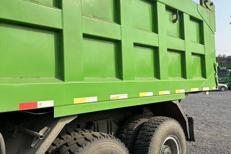 Camion-benne Delong X3000 550hp 8x4 de 8 mètres