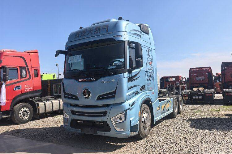 Camion tracteur Delong X6000 590hp 6x4 GNL automatique, double entraînement, tracteur d'occasion Weichai.