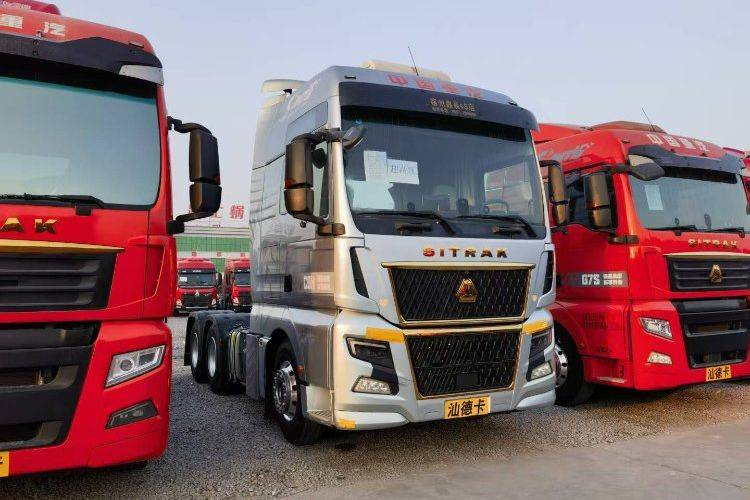 Sinotruk SITRAK C9H 14.6L diésel 680hp 6x4 tractor automático AMT ZF de 12 velocidades (norma de emisiones China VI), doble tracción, tractora Weichai usada.