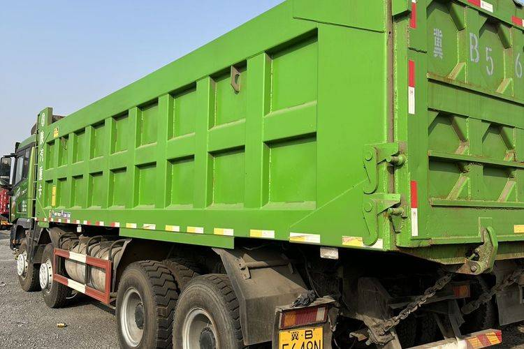 Caminhão basculante Delong X3000 550hp 8x4 de 8 metros