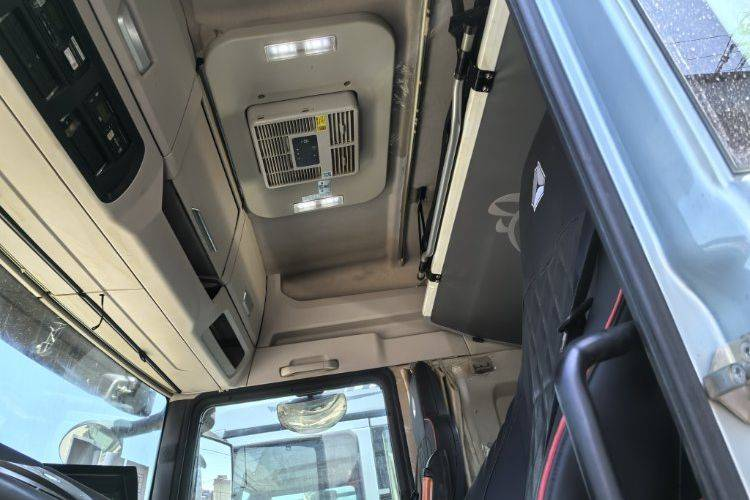 Caminhão pesado Sinotruk SITRAK G7S, 530 hp, 6x4 LNG com transmissão automática, tração dupla, unidade tratora MAN usada.