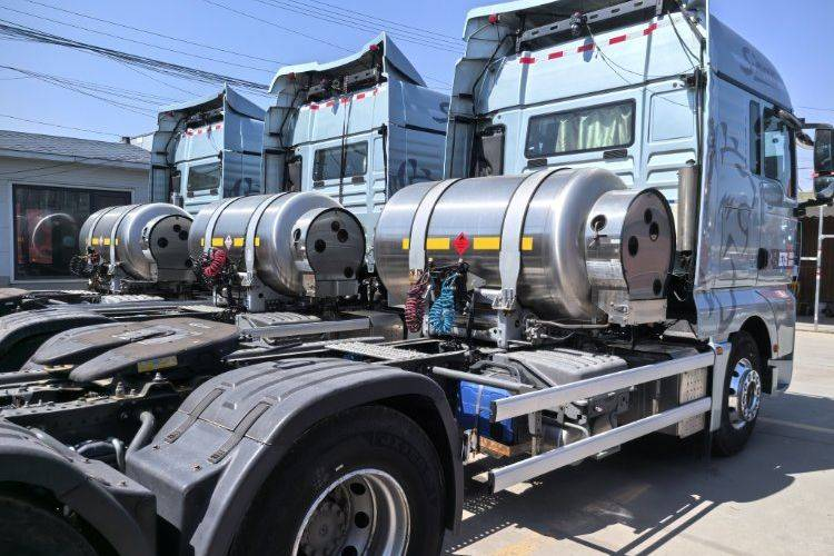 Caminhão pesado Sinotruk SITRAK G7S, 530 hp, 6x4 LNG com transmissão automática, tração dupla, unidade tratora MAN usada.