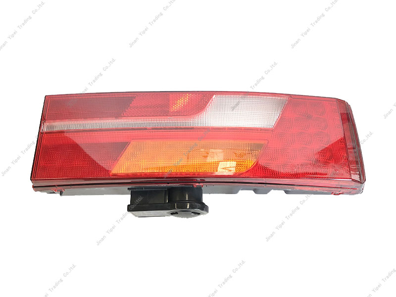 المصباح الخلفي الأيمن (LED)