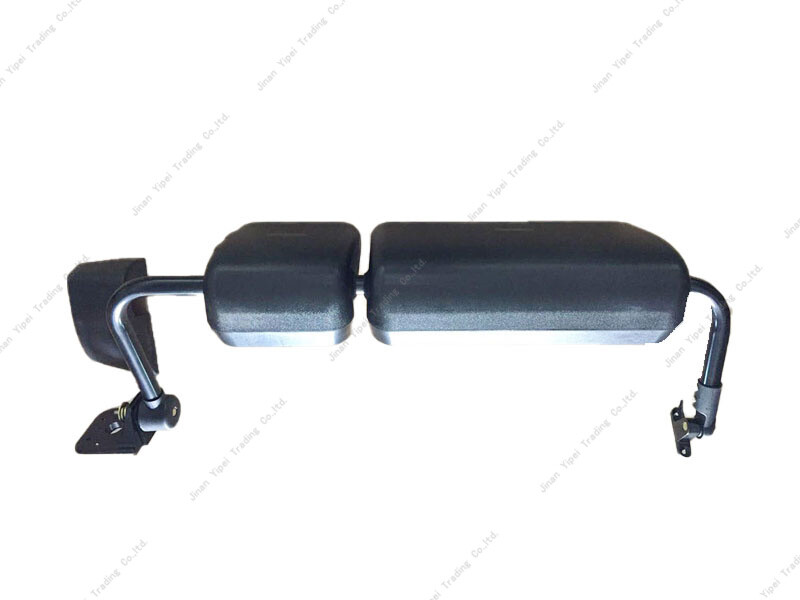 El conjunto del espejo retrovisor derecho está ubicado a la izquierda.