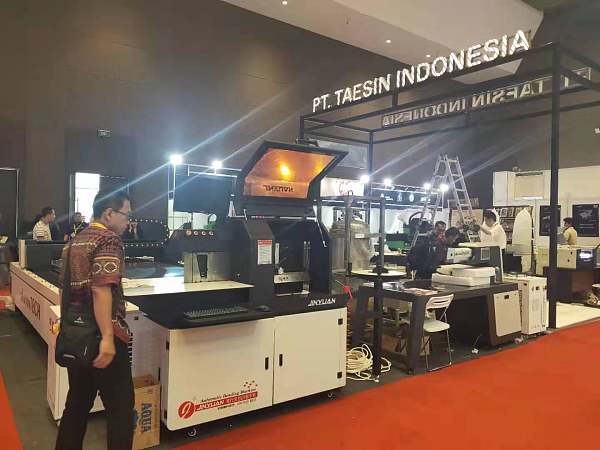 Surabaya Steel fabrica elementos estructurales con cortadoras de perfiles de Jinyuan.