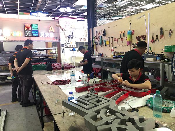 Taichung Tools fabrica piezas de máquinas con centros de torneado de Jinyuan.