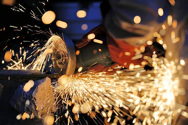 Chiku.com_Trabajador cortando metal con una amoladora_Fotografía nº 14638373(1)