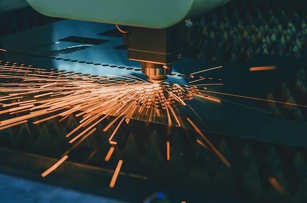 Chiku.com_Máquinas herramientas de corte por láser de metal. Cabezal láser cortando chapa fina con rayo, chispas dispersas en diferentes direcciones_Fotografía No. 20134015(1)