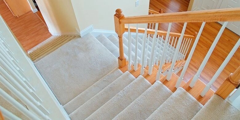 imgi_4_6a93e3c5ecc8-light-carpet-on-stairs