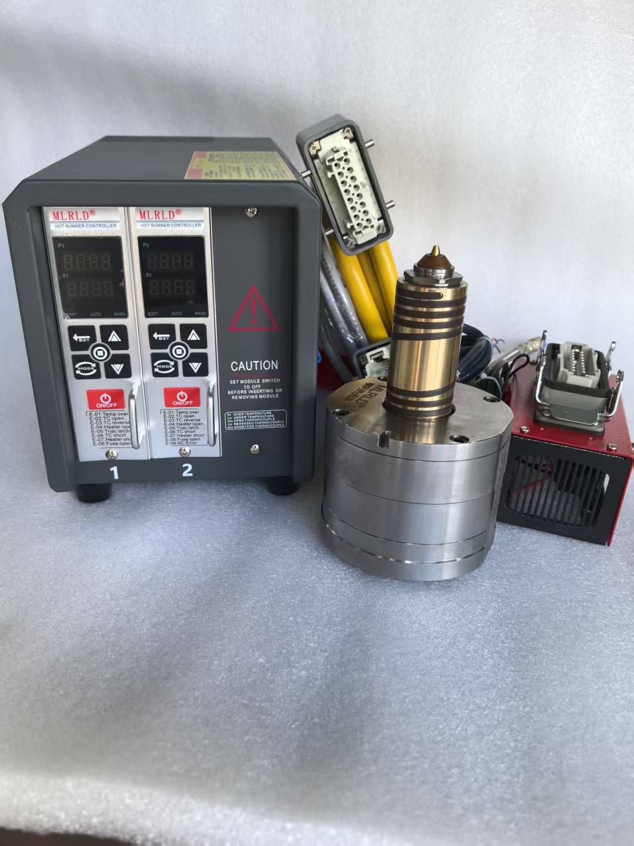 Single-point needle valve hot nozzle in the temperature control box