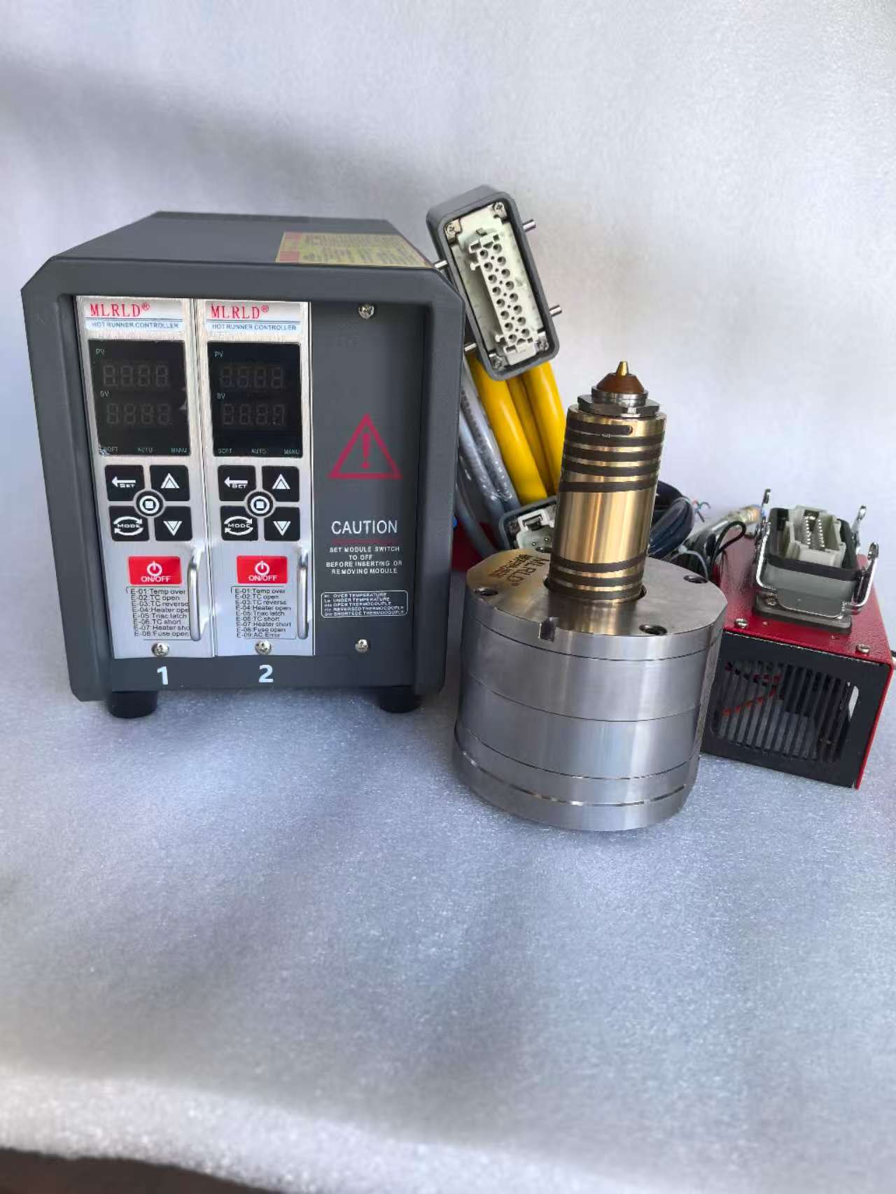 Single-point needle valve hot nozzle in the temperature control box