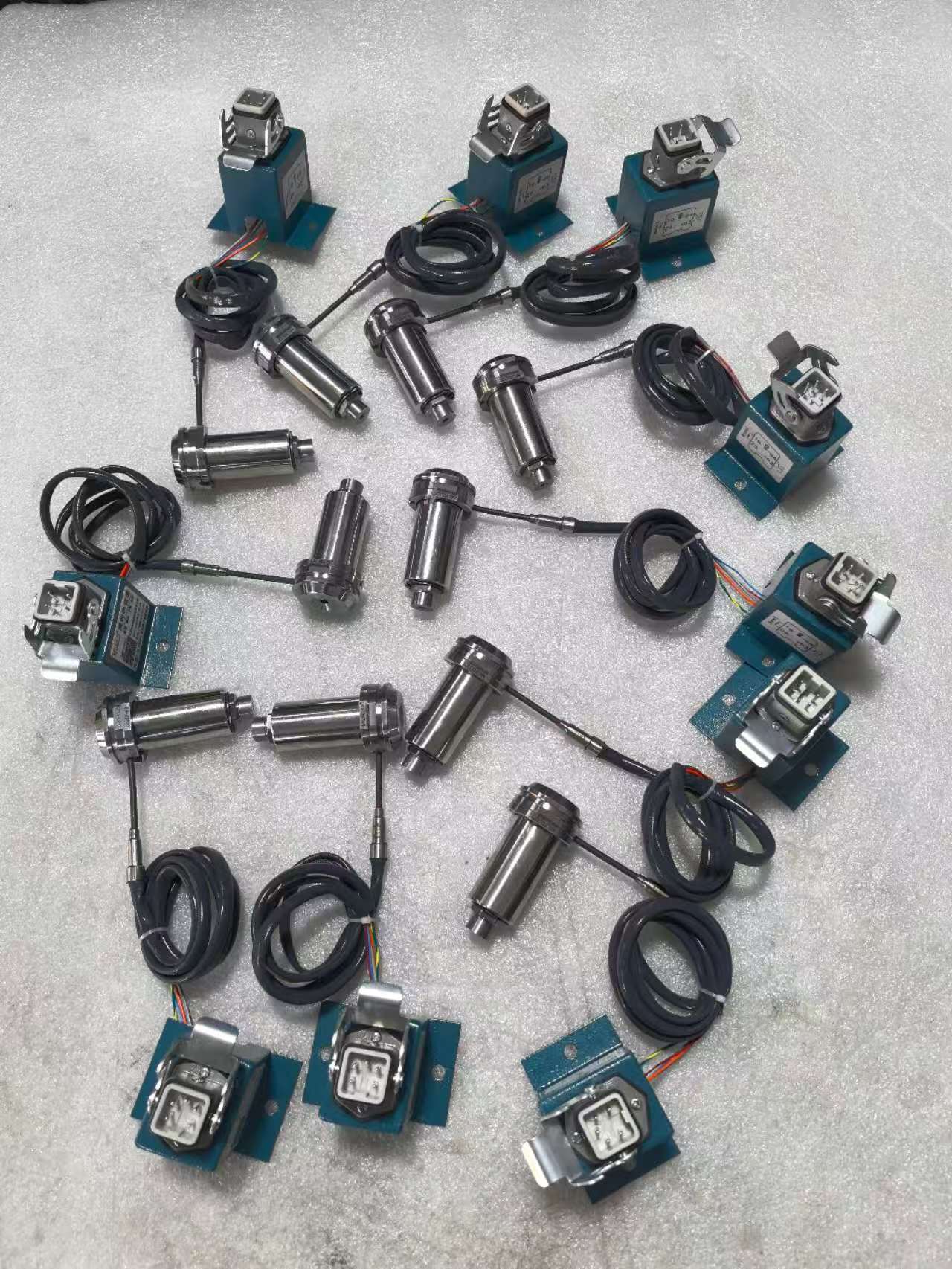 Single-point open hot nozzle