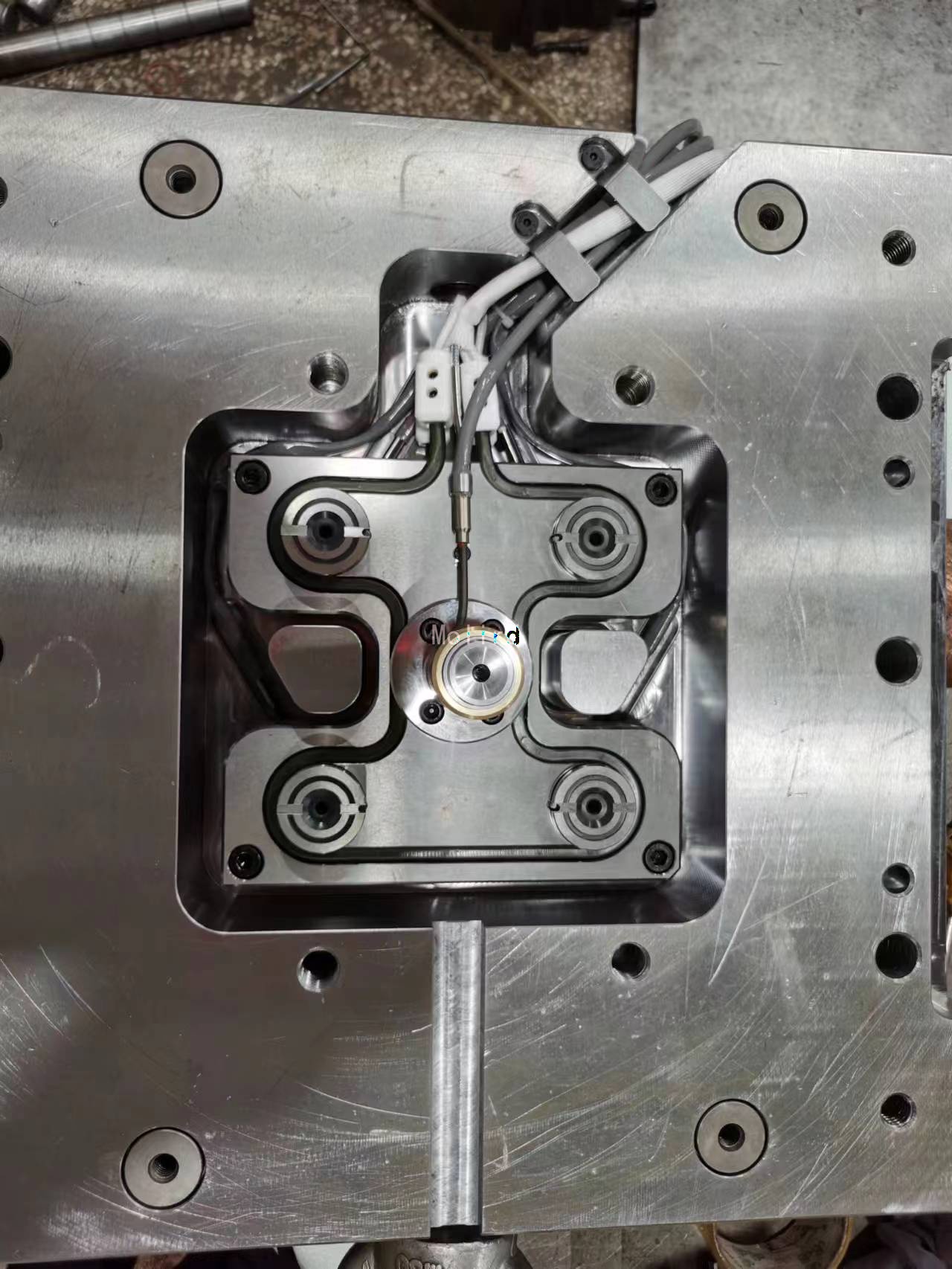 1-to-4 manifold