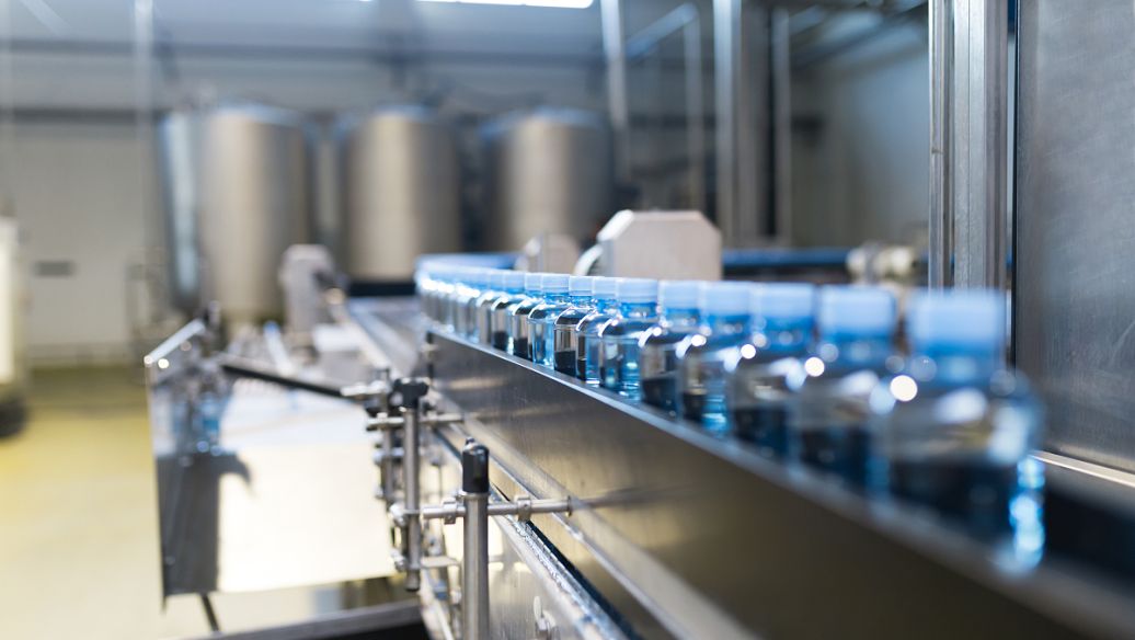 What are the advantages of fully automatic bottled water filling equipment?