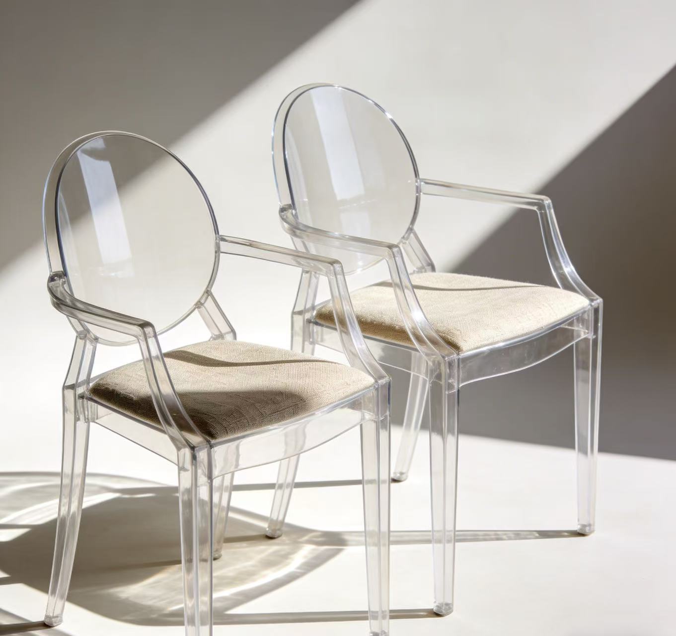 Waterproof and durable! Acrylic chairs are both practical and aesthetically pleasing