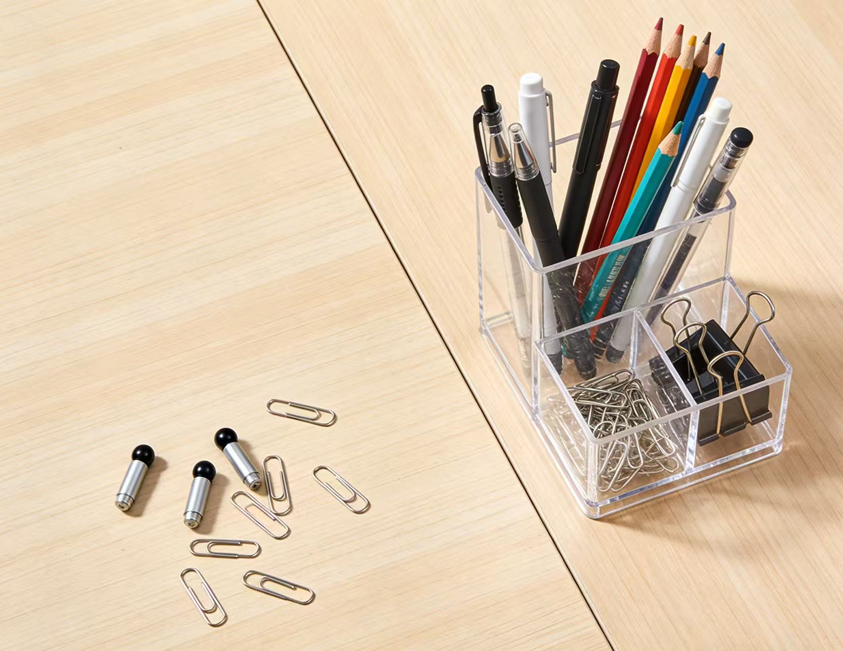 A well-chosen pen holder keeps your workspace tidy and boosts productivity