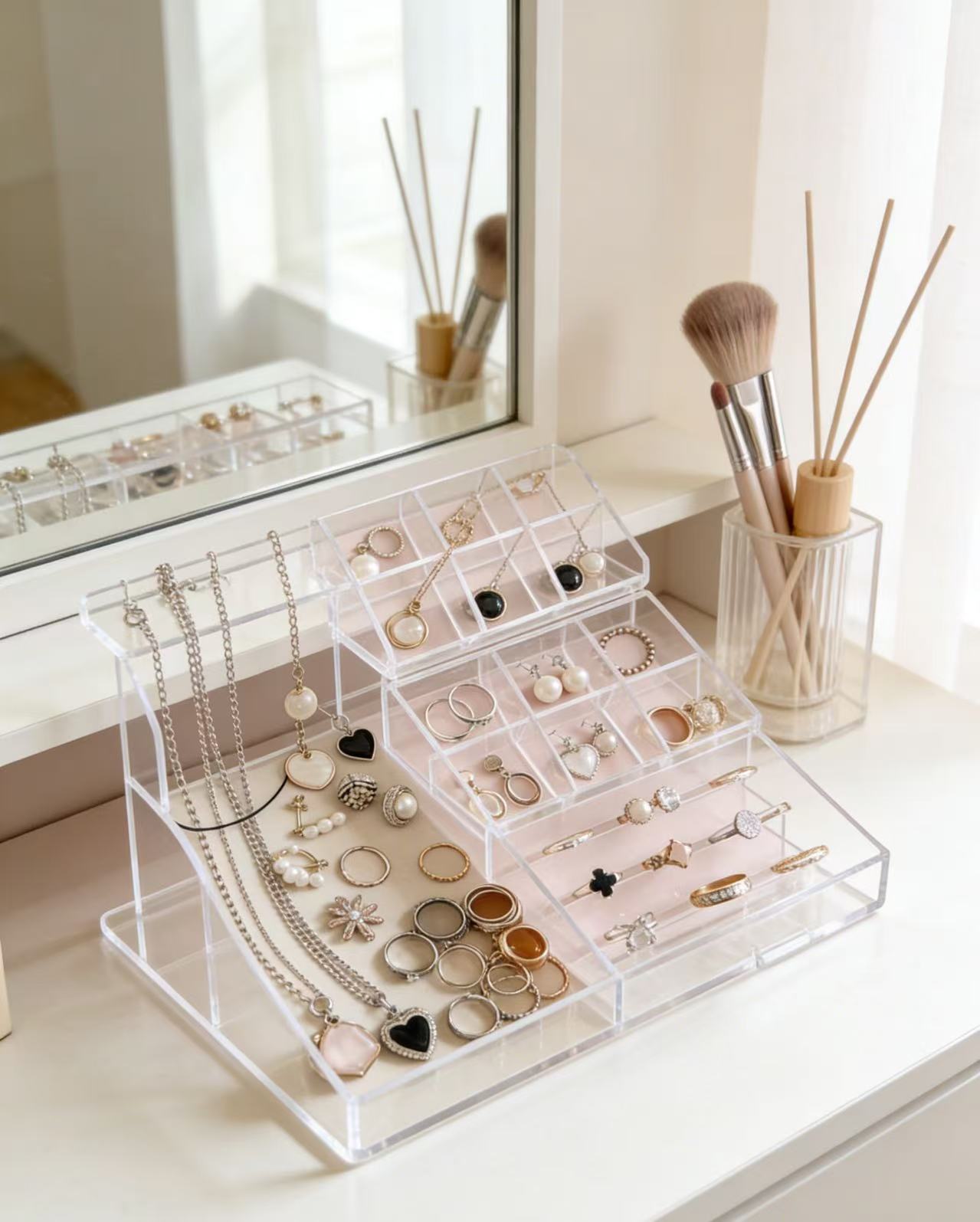 The dressing table savior! Acrylic jewelry rack that stores jewelry like a display cabinet