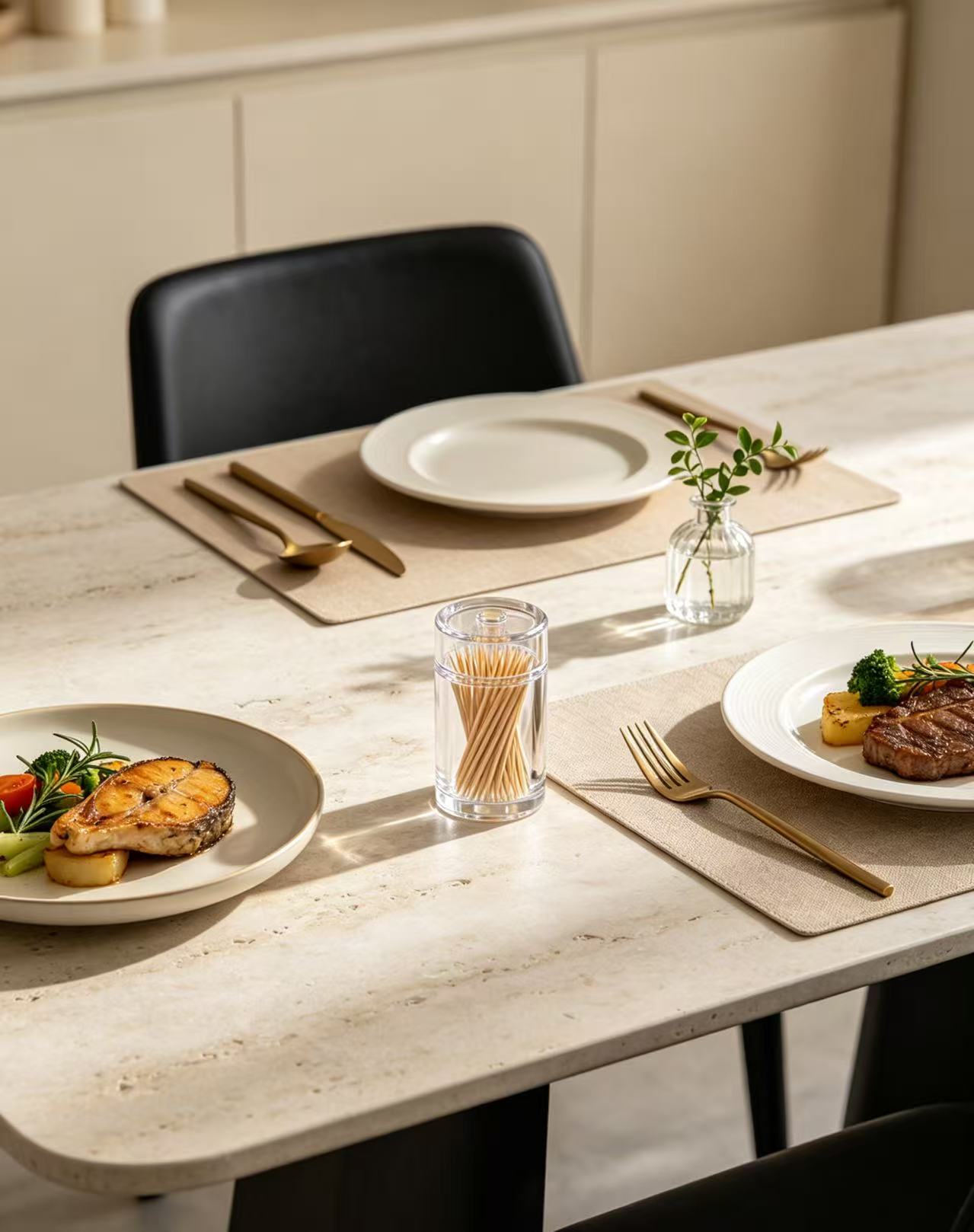 High-transparency toothpick bottle, enhancing the sophisticated ambiance of daily meals