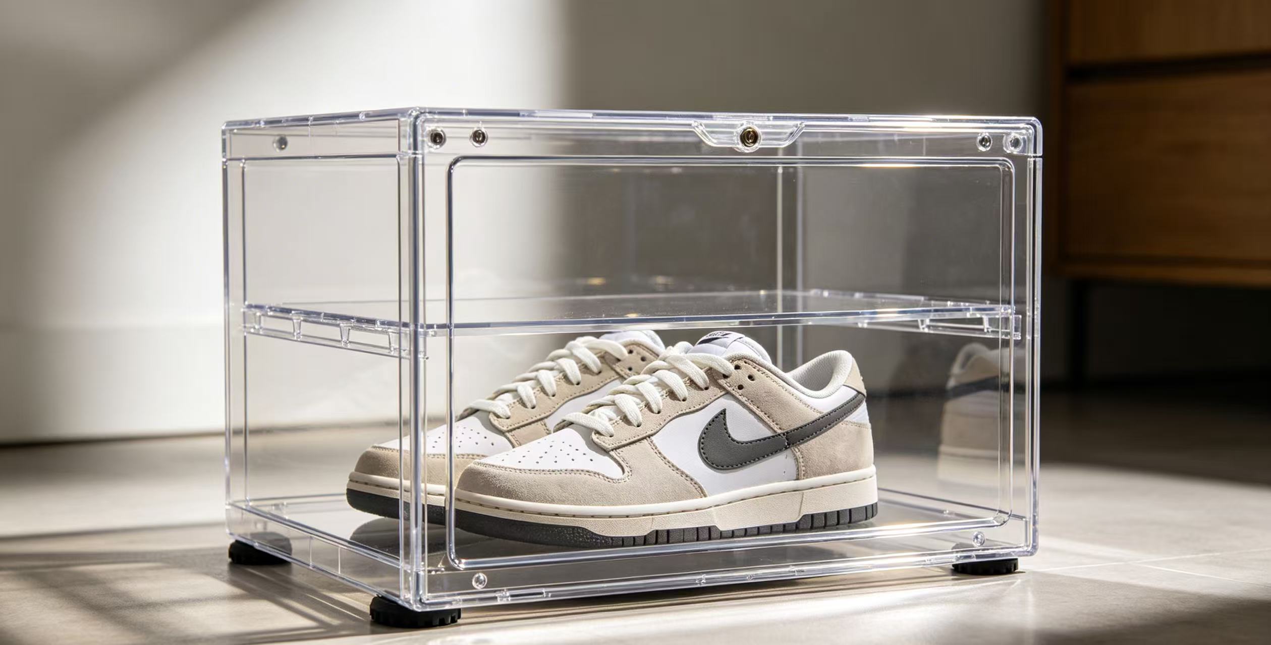 Adjustable shelf height; the acrylic shoe box is highly practical.