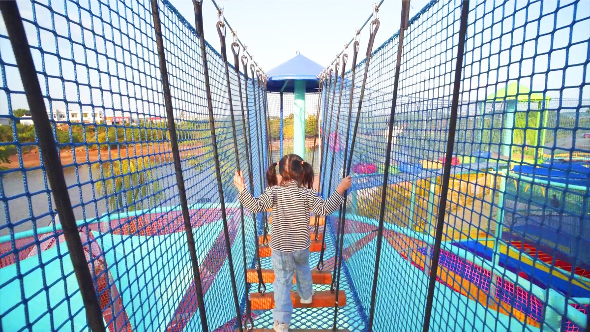 girl-crossing-suspended-rope-bridge-aerial-trekking-ropecube girl-crossing-suspended-rope-bridge-aerial-trekking-ropecube