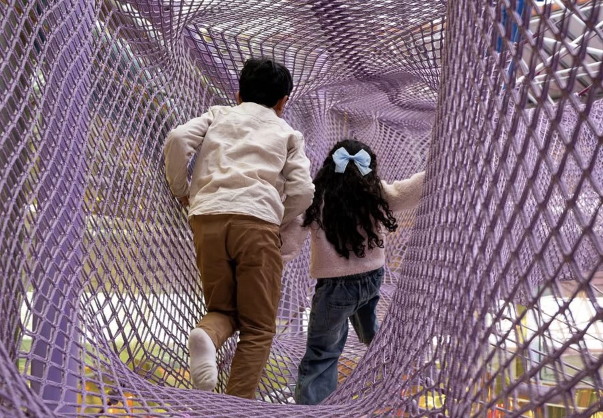 kids-running-purple-net-tunnel-unipark-indoor-center kids-running-purple-net-tunnel-unipark-indoor-center