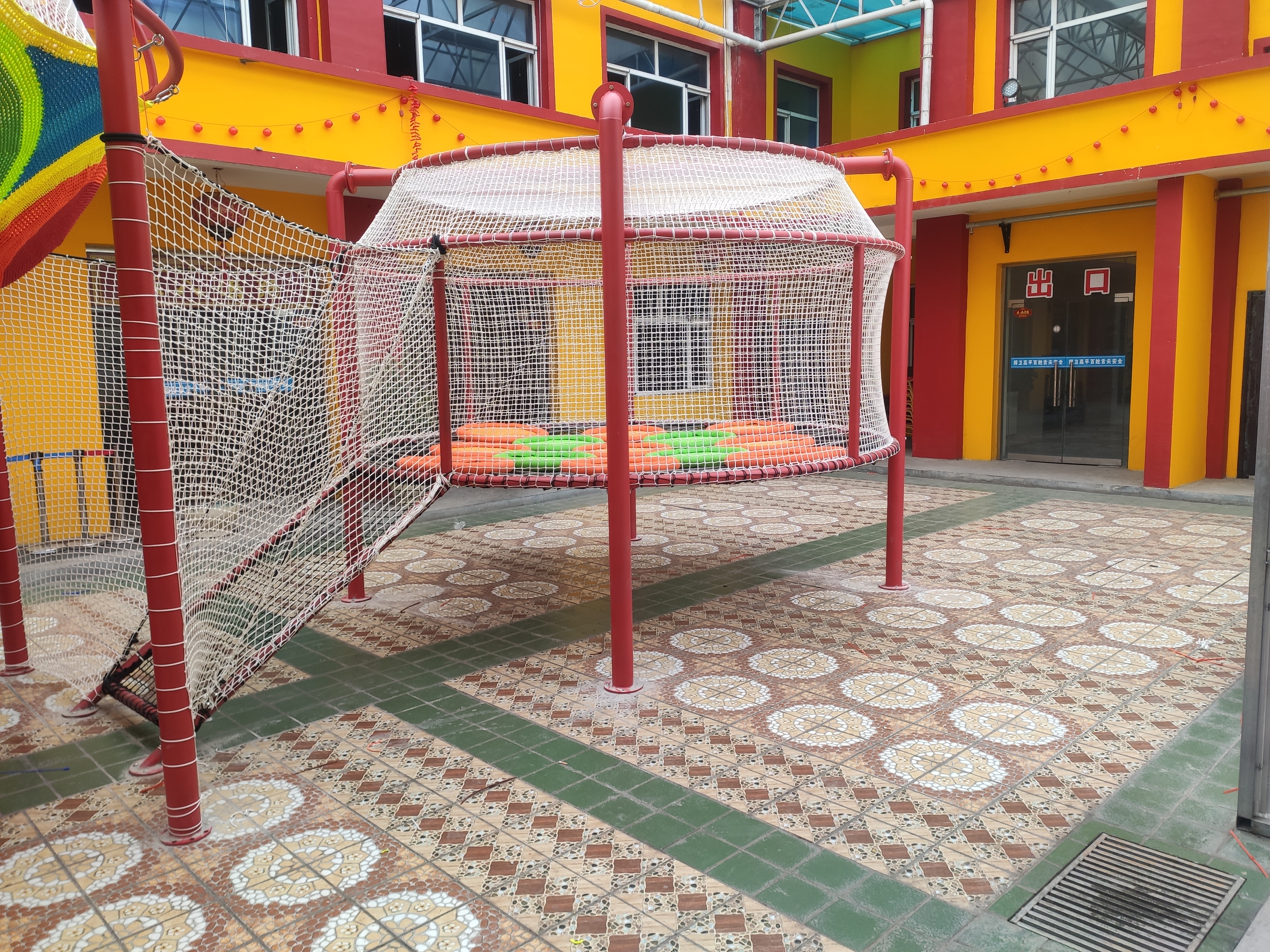 Alien-Themed Atrium 3D Rope Net Adventure Park