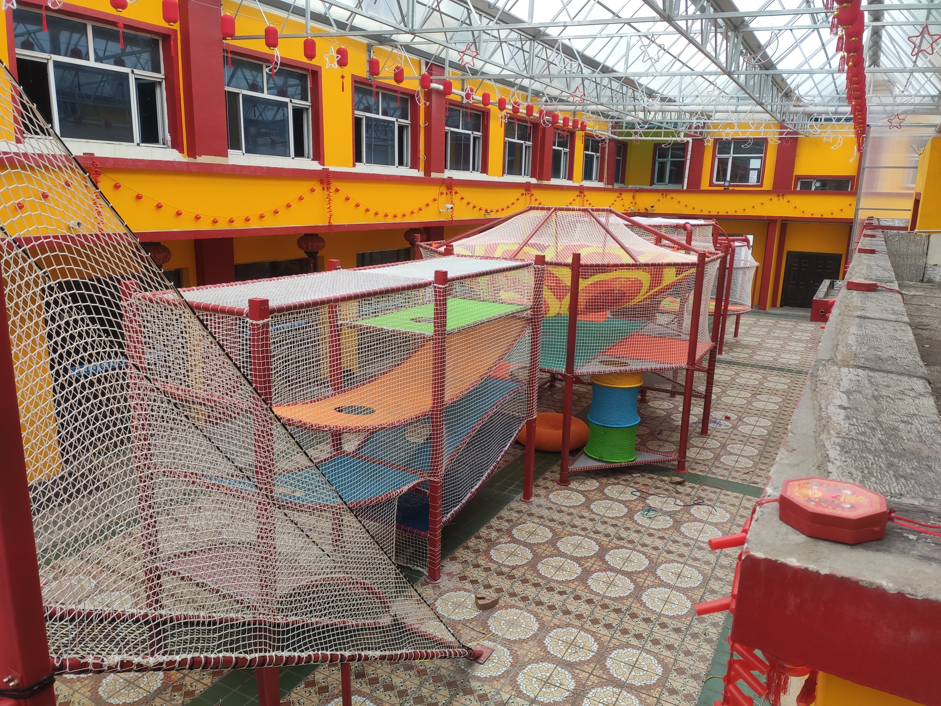 Alien-Themed Atrium 3D Rope Net Adventure Park