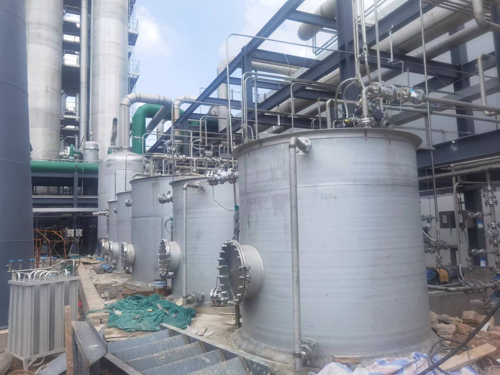 What are the structural characteristics of stainless steel storage tanks?