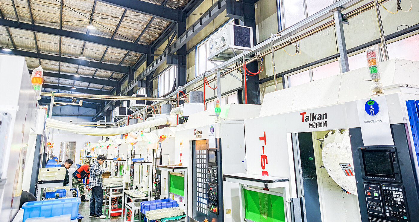 第1张图，单独这一张大图放在第一行，要裁剪成宽一点的图，图片里的空调产品不能被裁剪掉了