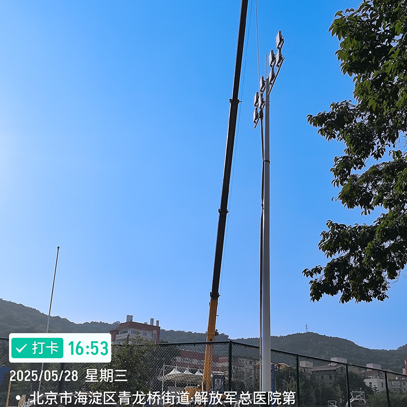 Installation case of central pole light