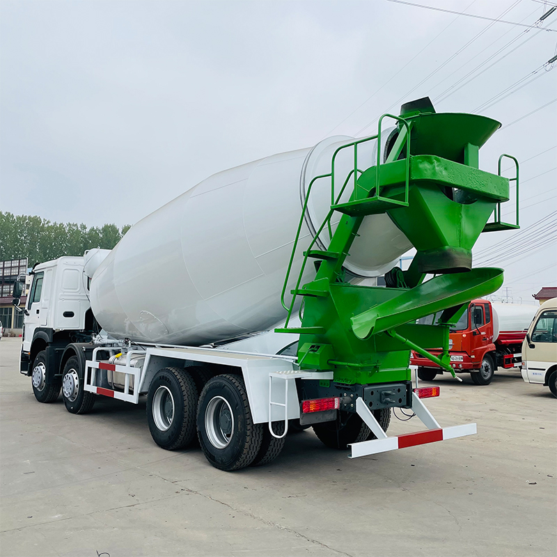 SINOTRUK HOWO 8x4 Camion malaxeur à béton Grande capacité Malaxeur à ciment haute performance