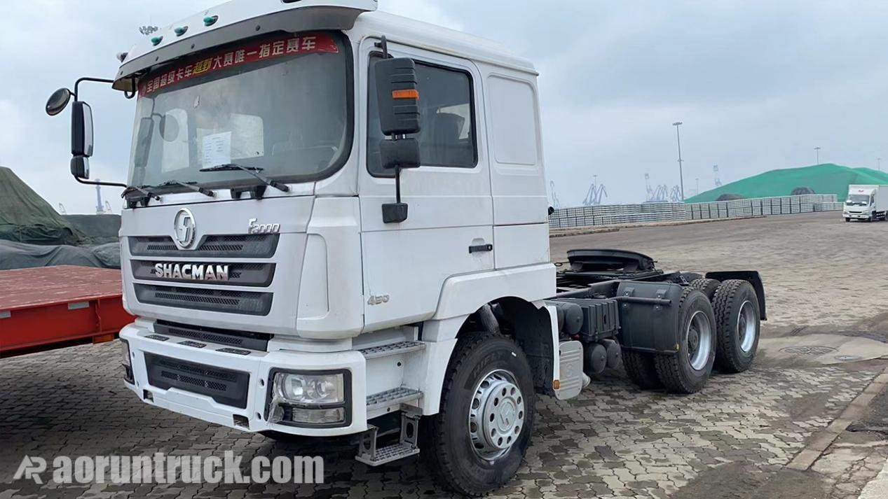 Un camion tracteur SHACMAN à 10 roues a été envoyé au port de Port Krakry, en Guinée