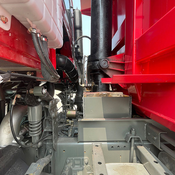 Détails de déchargement 8x4 du Hongwo rouge 3
