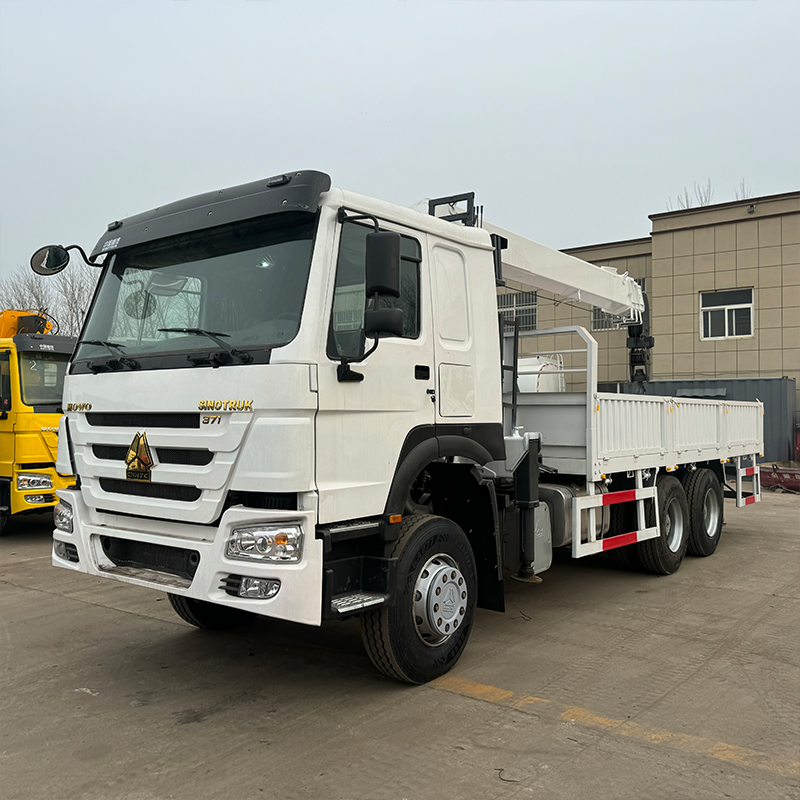 SINOTRUK HOWO Grue Auxiliaire Camion Solution de Levage et Transport Lourd