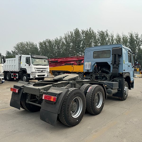 Détails du tracteur lourd Howe couleur bleu clair 3