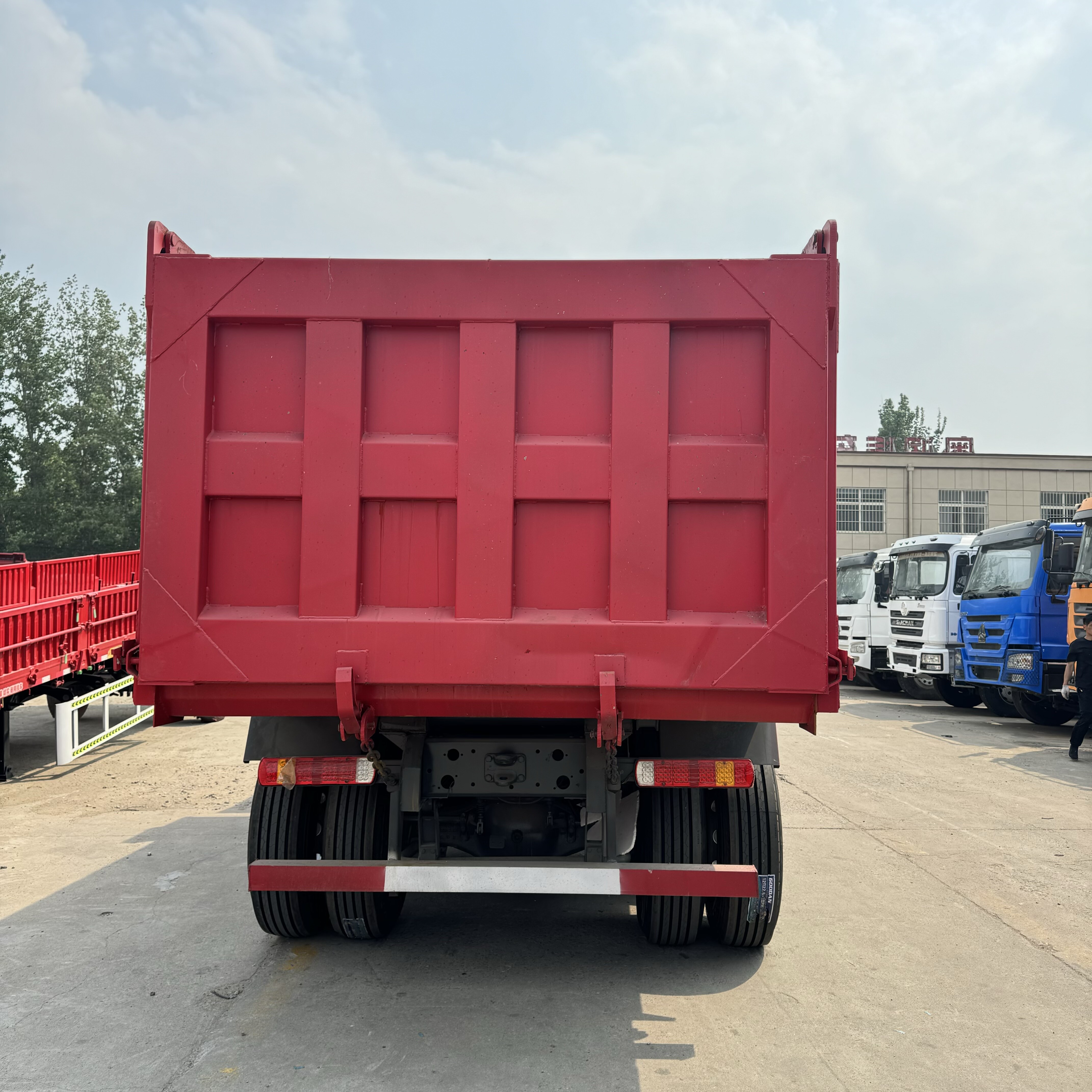 Camion à benne basculante SINOTRUK HOWO 6x4 | Benne basculante de 336 ch à 371 ch pour la construction et l'exploitation minière