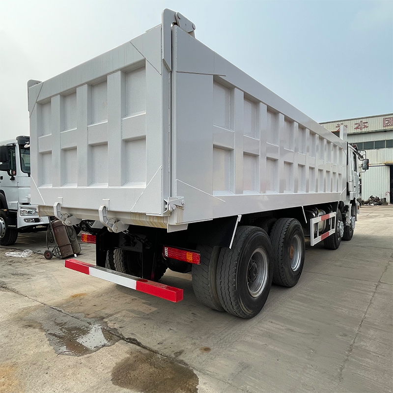Camion à benne basculante SHACMAN F3000 8x4 Champion du transport lourd pour l'exploitation minière mondiale et les mégaprojets